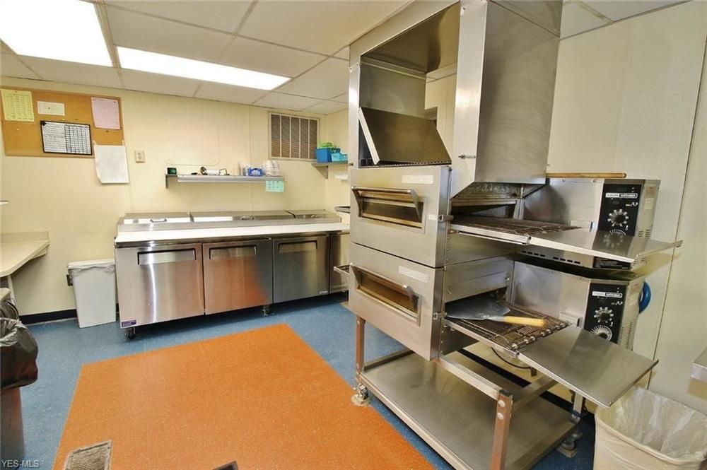 Peachs Place : 121 E Main St, Crooksville, OH 43731
